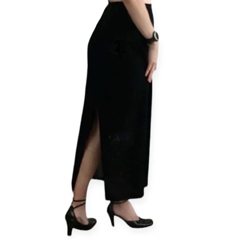 Vintage Y2K 90s / 1990s Black Maxi Skirt w/ Slit - size women's medium - 10
